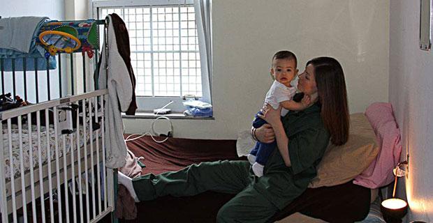 Bebês que nascem na prisão ajudam suas mães a se reabilitarem-0
