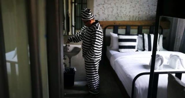 Hostel faz sucesso ao simular experiência de estar confinado em uma prisão-0