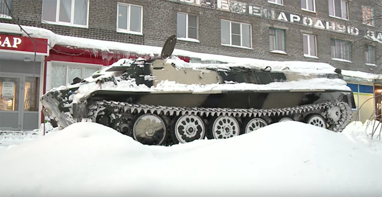 Homem bêbado usa tanque de guerra para invadir supermercado na Rússia-0