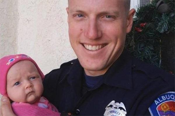 Em vez de prender dependente química grávida, policial adota seu bebê-0