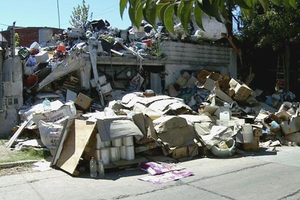 Acumulador extremo ameaça vizinhos que querem se livrar do seu lixo-0