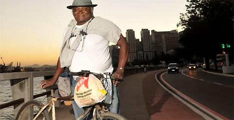 Pedreiro pedala 42 km para frequentar a faculdade; agora ele é bacharel em Direito-0