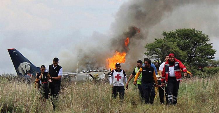 Avião da Embraer cai com mais de 100 pessoas no México-0