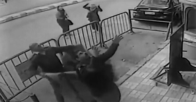 Policial segura, com os próprios braços, criança que caiu do terceiro andar; ação foi capturada em vídeo-0