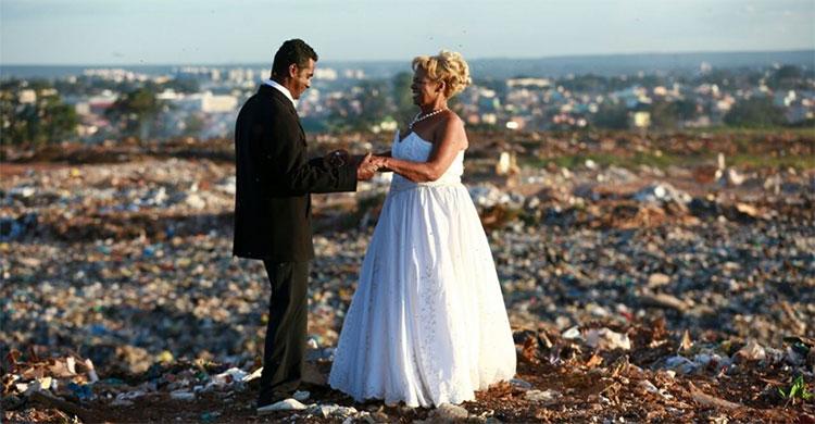 Casal transforma maior lixão da América Latina em cenário de casamento -0